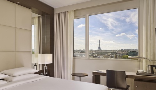 1 King Bed with Eiffel Tower View