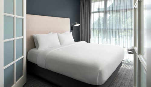 Suite, 1 King Bed with Sofa bed (Mobility/Hearing Accessible, Tub)