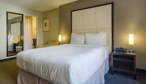Intimate Queen Room