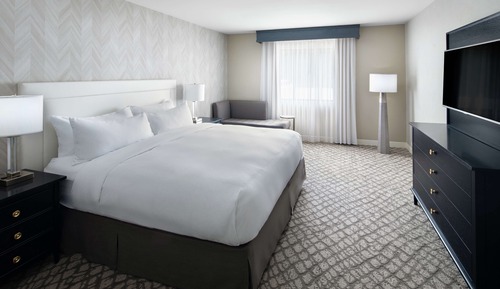 Suite, 1 King Bed, Accessible Bathtub (Wet Bar)