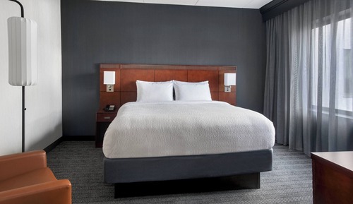 Suite, 1 King Bed with Sofa bed (Mobility/Hearing Accessible, Tub)