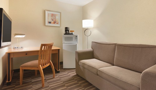 1 Queen Bed (Pool Level) Non-pet friendly