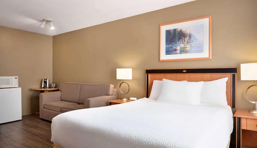 1 Queen Bed (Lobby Level) Non-pet friendly