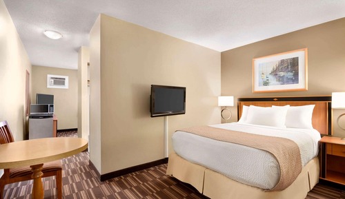1 Queen + Kitchenette Non-Pet friendly