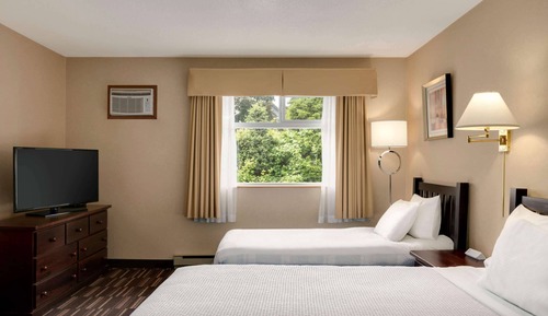 Room, 2 Queen Beds, Non Smoking (Pool Level, Pet-Friendly)