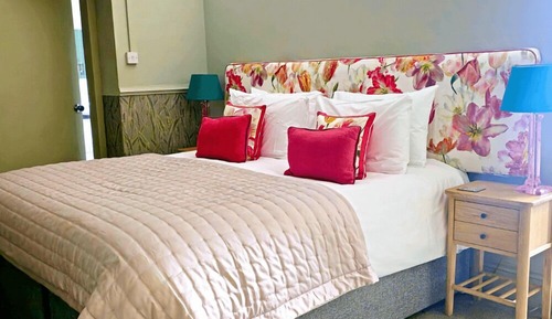 Superior Suite, Ensuite (Miss Vesta Tilley -10)