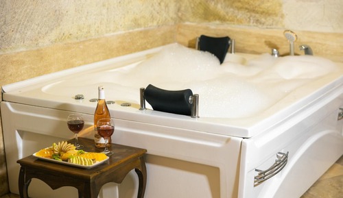 Queen Cave Suite