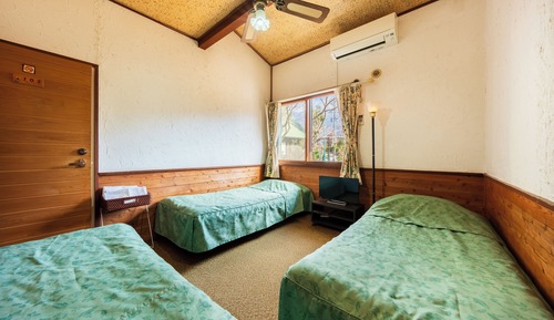 Budget Twin Room (Shared Bathroom)