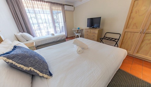 Deluxe Queen & Single Room