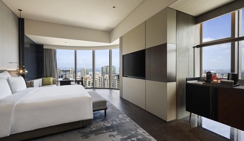 Deluxe Room, 1 King Bed, City View