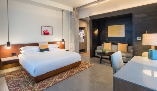 Junior Suite, 1 King Bed, Non Smoking, City View (Corner)
