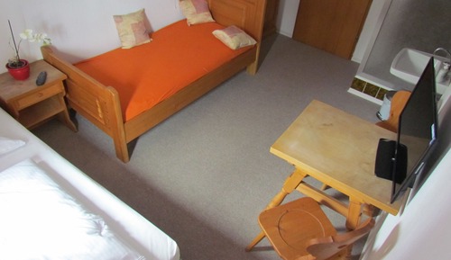Economy Twin Room, 1 Bedroom, Shared Bathroom