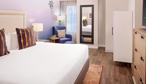 Suite, 1 King Bed, Accessible (Communications)