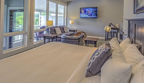 King Suite with Balcony (405)