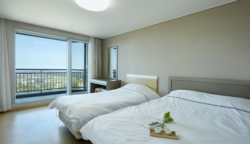 Family Room, 2 Bedrooms