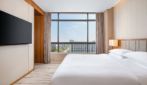 Deluxe Suite, 1 King Bed, City View