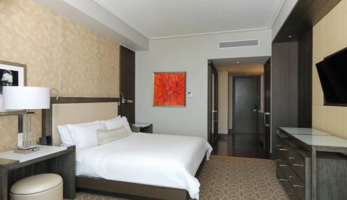 Classic Room, 1 King Bed, Pool View
