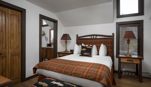 Basic Room, 1 Queen Bed (Small, No View, Adults Only)