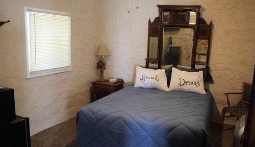 Comfort Single Room, 1 Queen Bed, Refrigerator & Microwave, Courtyard View