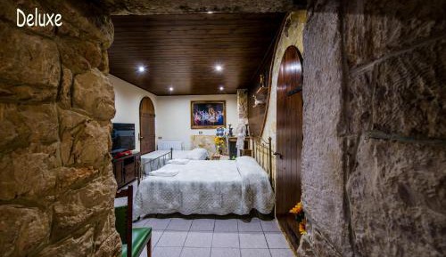 Deluxe Room (2 Adults + 1 Child)