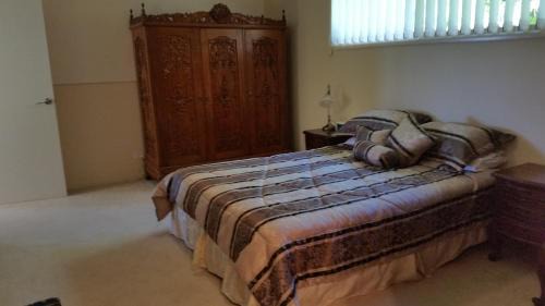 Queen Room with Private Bathroom - Sapphire