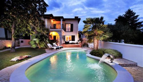 Luxury Villa with Pool next to the Sea