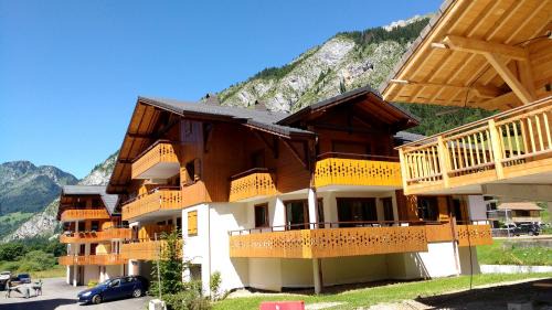 Apartment with Mountain View