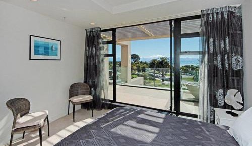 Deluxe Three-Bedroom Apartment