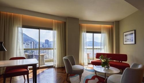 One-Bedroom Gold King Suite with Sea View
