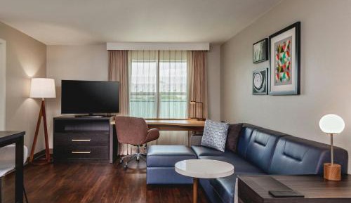 One-Bedroom Queen Suite