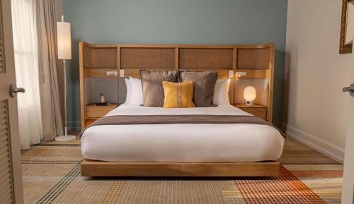 Corner One Bedroom Suite with Cityview