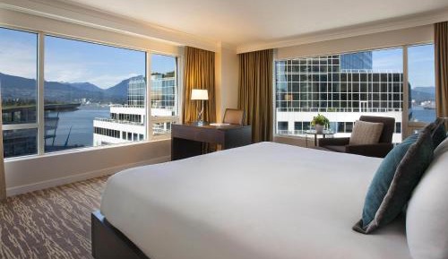 Signature Harbor and Stanley Park View Corner Room with King Bed