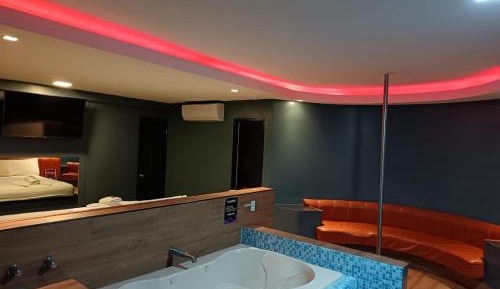 Suite with Hot Tub
