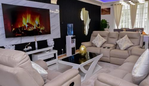 Four-Bedroom Apartment with Lake View