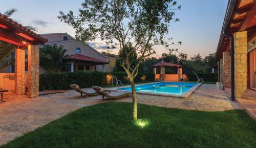 Apartment with Pool View 