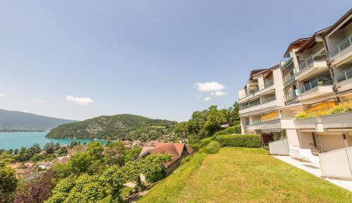 Apartment with Lake View