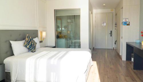 One-Bedroom Apartment with Sea View
