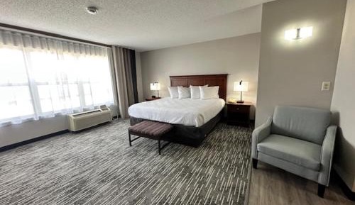 King Suite with Sofa Bed, Roll-In Shower and Kitchenette - Disability Access/Non-Smoking