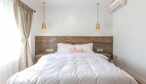 Deluxe One-Bedroom Apartment