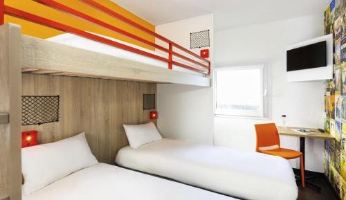 Break Room with Two Single Beds and One Loft Bed 