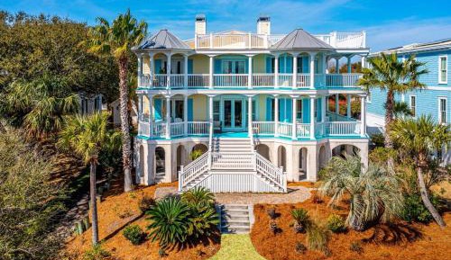 Eight-Bedroom Holiday Home