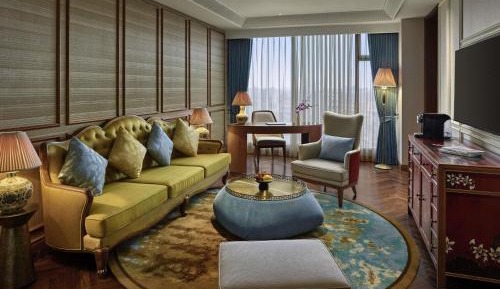 Deluxe King Suite with Lounge Access