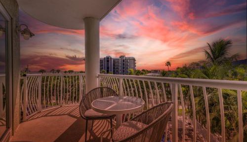 Two-Bedroom Deluxe Apartment with Balcony