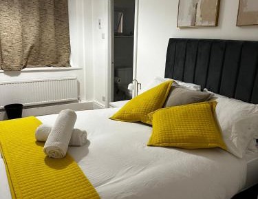 Deluxe One-Bedroom Apartment