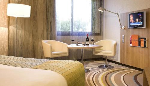 Superior Room with 1 Double Bed and Sofa Garden Side