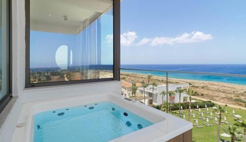 Junior Suite with Sea View & Spa Bath