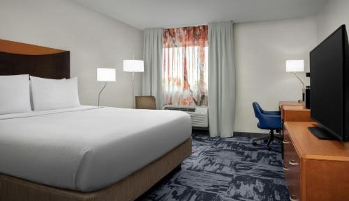King Room with Adapted Tub - Mobility and Hearing Accessible