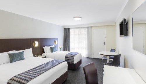 Superior Queen Room with Single Bed