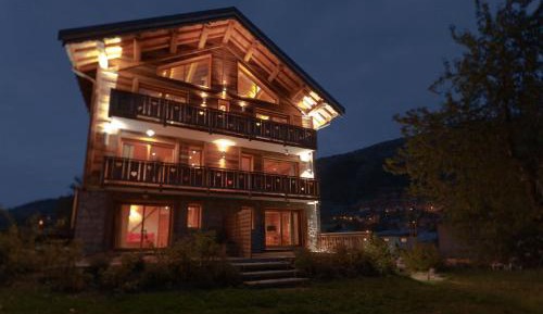 Apartment with Mountain View
