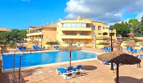 Apartment with Pool View 